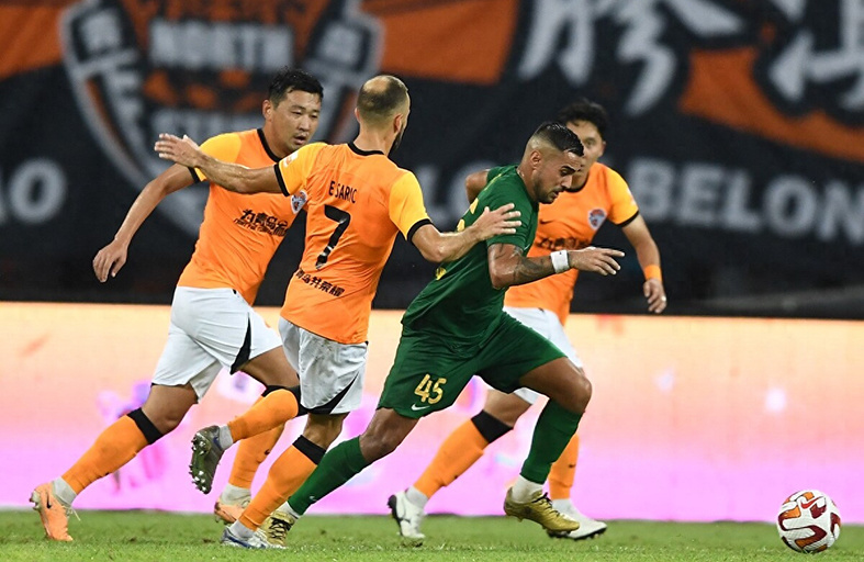 包含法兰克福迎亚冠关键赛，清晨防线松动，目标明确，球探报告显示潜力的词条