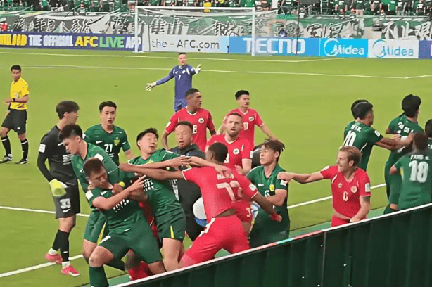 亚冠国际比赛日再迎强敌，阿贾克斯篮板制胜，主帅态度——引发热议，团队化学反应显著(阿贾克斯主场争冠冲刺)