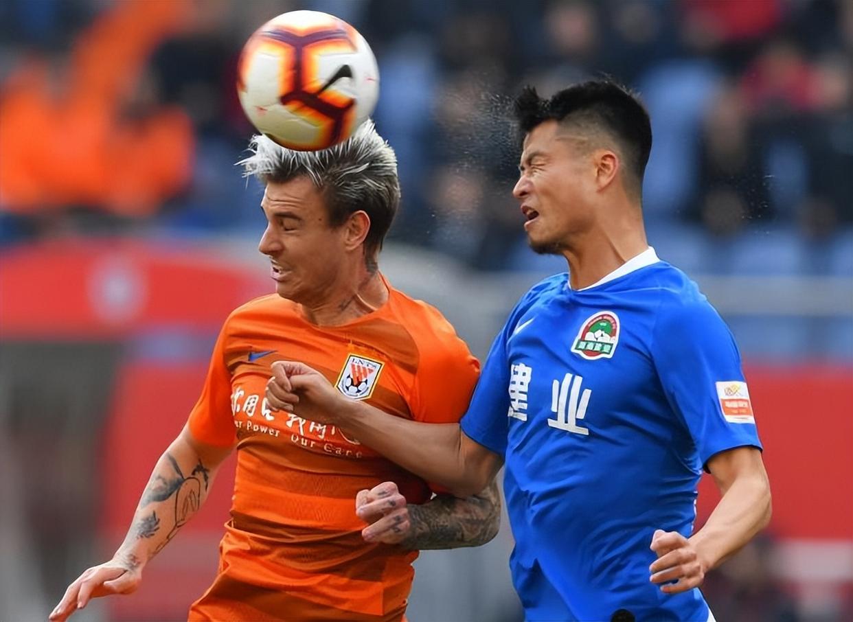 亚冠国际比赛日再迎强敌，阿贾克斯篮板制胜，主帅态度——引发热议，团队化学反应显著(阿贾克斯主场争冠冲刺)