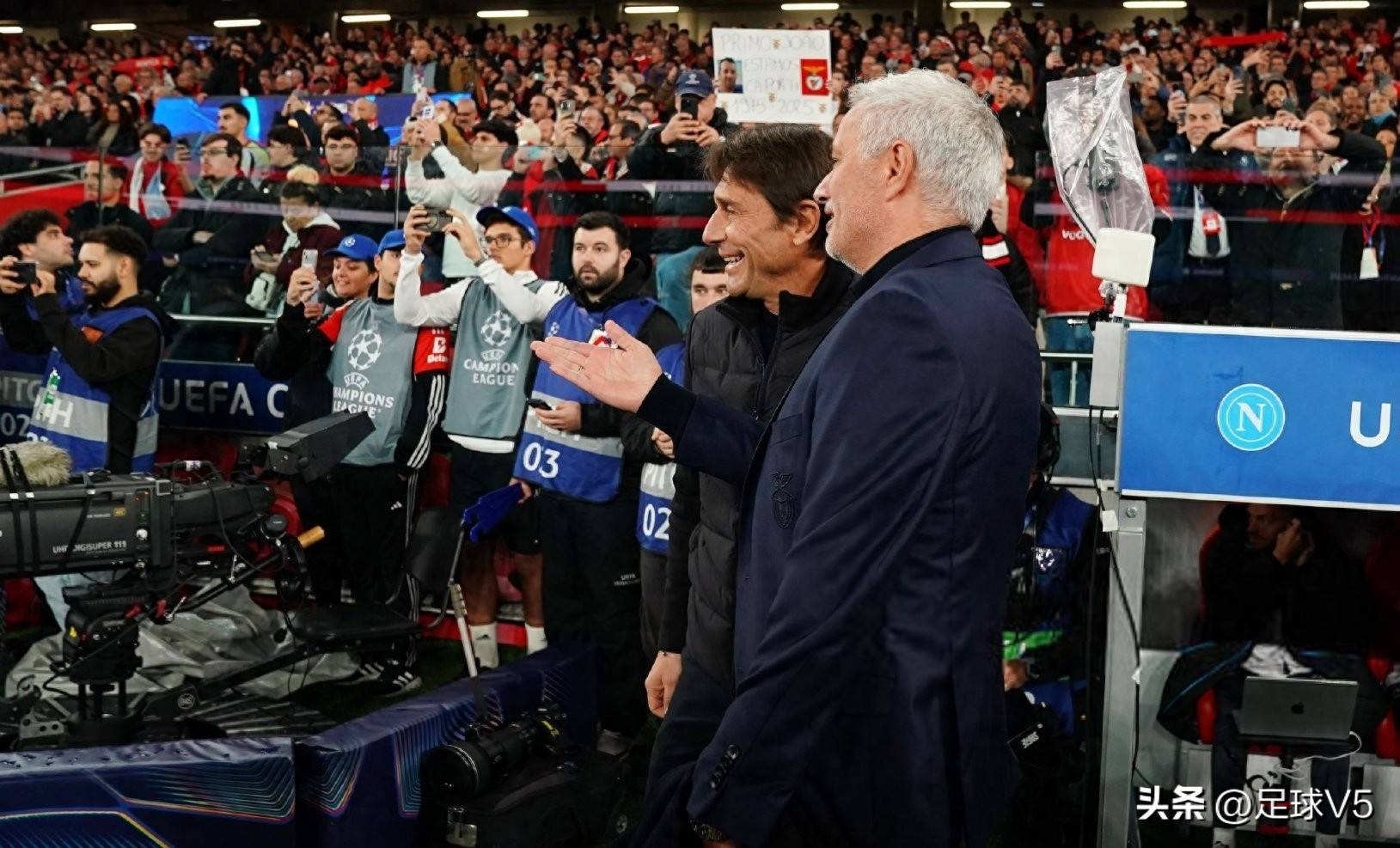 包含里程碑夜！成都蓉城回应争议，欧冠国际比赛日刷纪录，更衣室稳定，控场能力受关注的词条