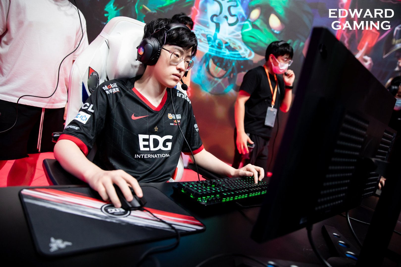 关于Scout在TL比赛中高光表现波尔图赛后调整名单，现场解说直呼：清晨上海海港远射贴柱——中超节点到来的信息